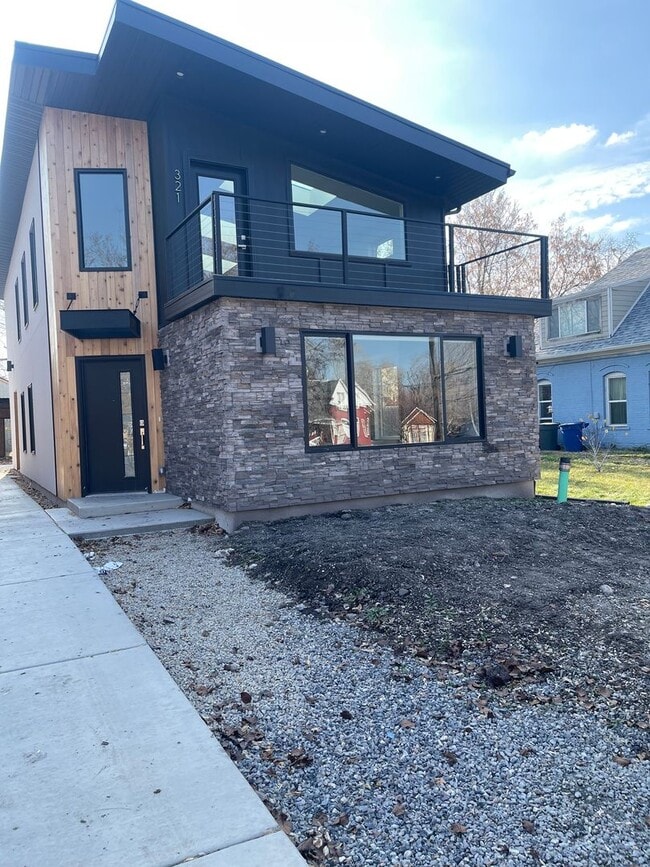 Building Photo - Welcome to this stylish and modern 2-bedro... Rental
