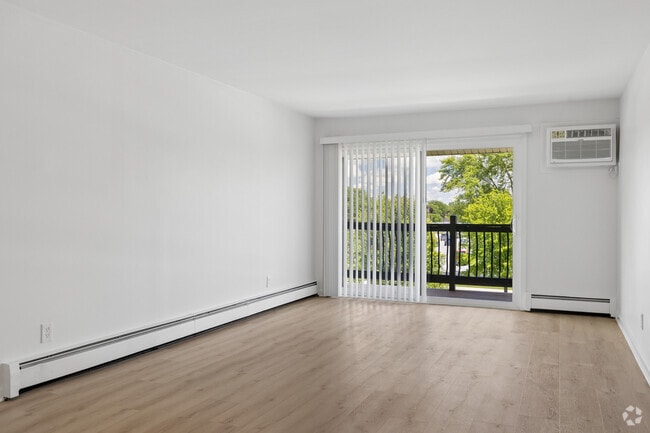 2BR, 1.5BA - 915SF - Living Room