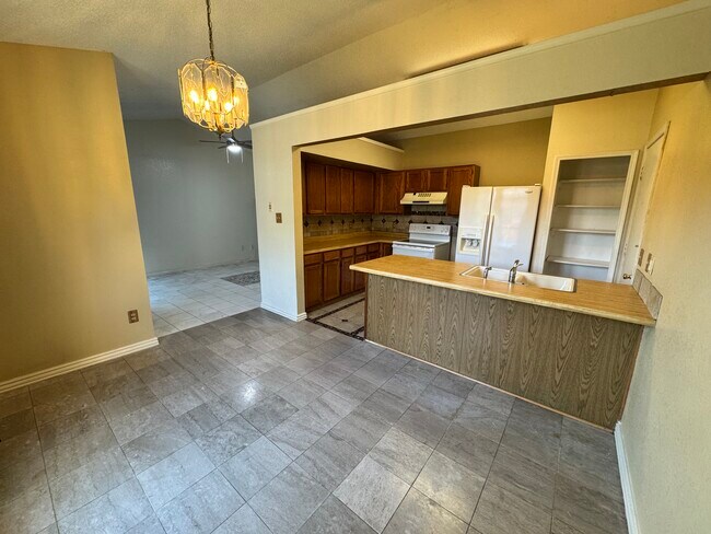 Photo - 2403 Hemlock Dr