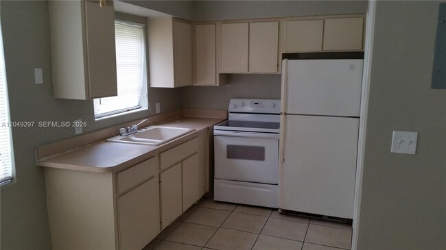Building Photo - 5900 NW 16th Pl Unit 2