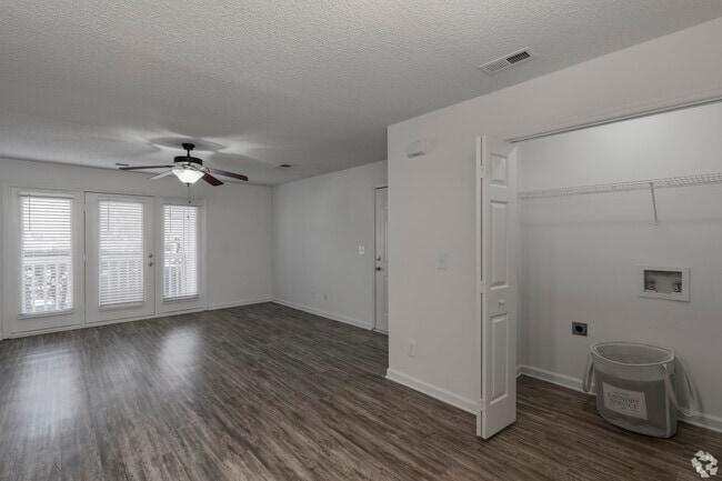 Primer piso renovado - 2 habitaciones, 2 baños - 1080 pies cuadrados - Sala de estar - Riverfront