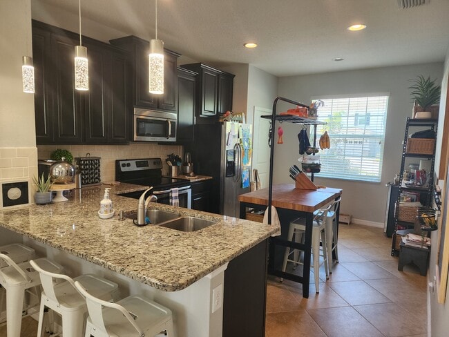 Cocina y zona de bar - 6413 Boxgrove Dr