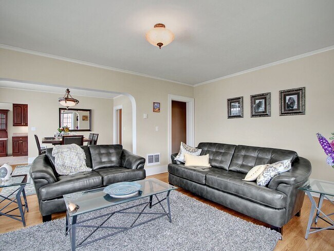 Photo - Town House Apartments (Vistaproperties.us)