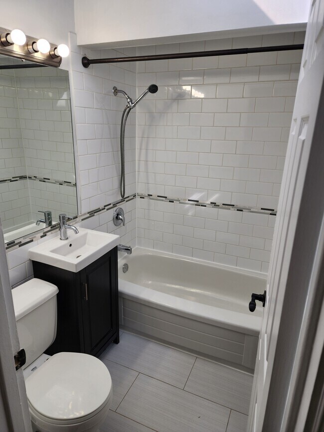 Photo - 2122 Queen St