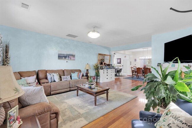 Photo - 600 Latimer Way