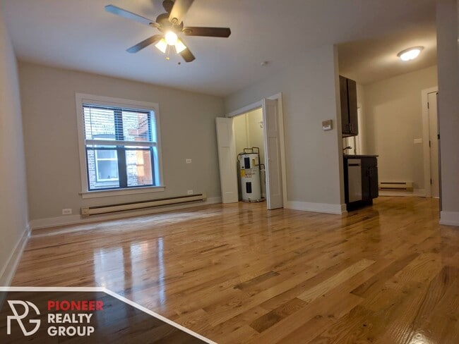 Building Photo - 813 W Cornelia Ave