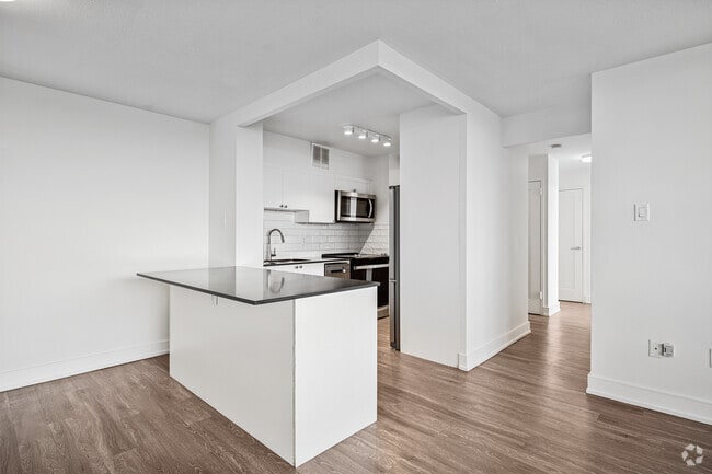 2BR, 1BA - 931SF - Kitchen