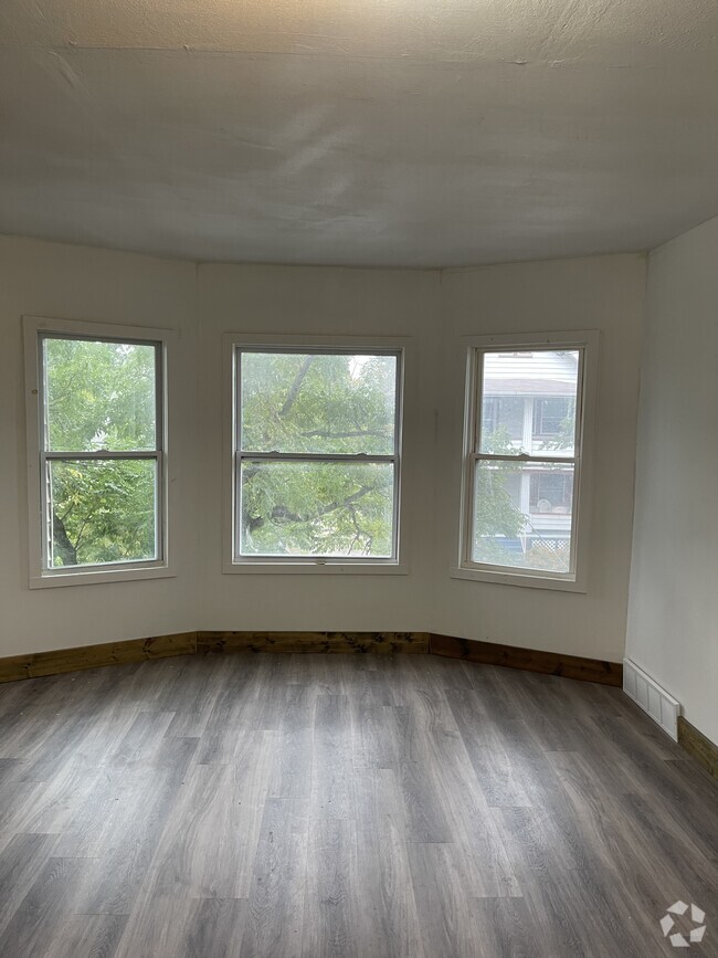 Building Photo - 3242 W 92nd St Unit Upstairs Rental