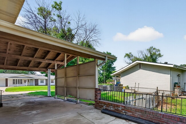 Photo - 1675 Central Pky