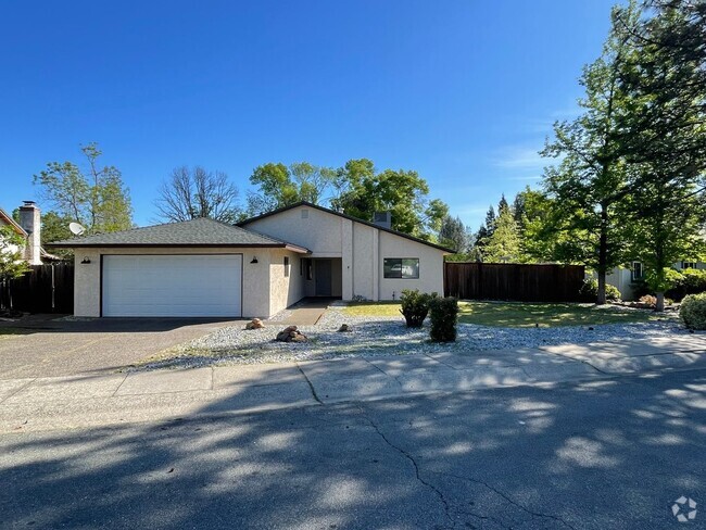 Building Photo - SPACIOUS 3 BED 2 BATH HOUSE WITH LARGE FEN...