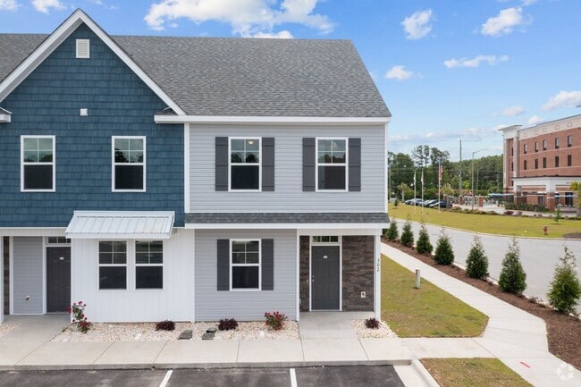 Building Photo - Large 3 story townhome near beach with com...