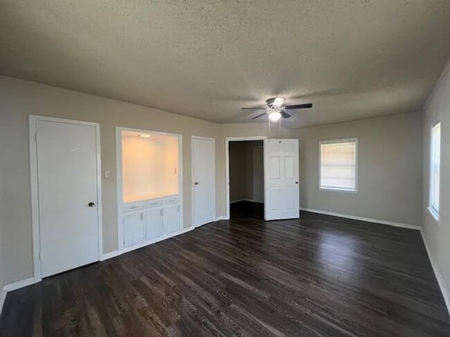 Photo - 305 E Stegall Dr