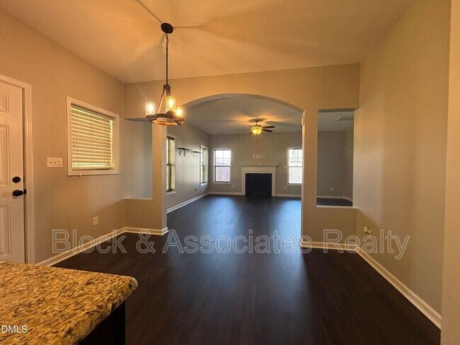 438 Roanoke Dr