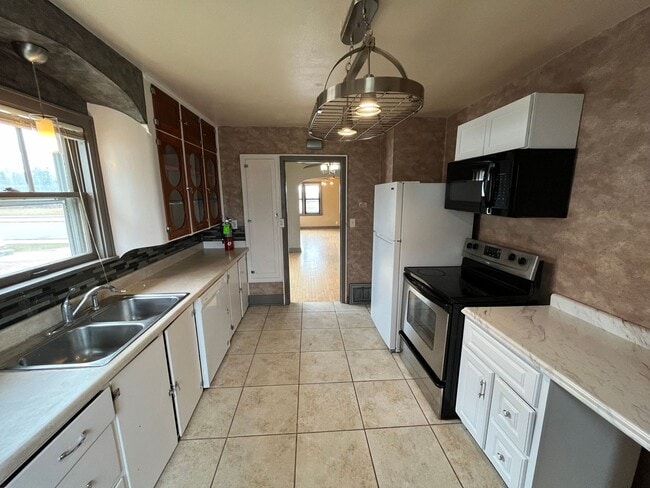 Building Photo - 803 Grand Ave Unit Lower