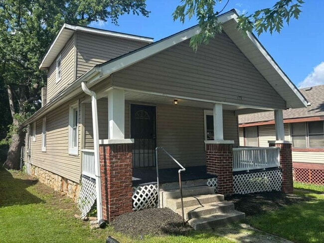 Building Photo - Completely Renovated 4 Bed, 2 Bath Home on a Quiet Dead-End Street!