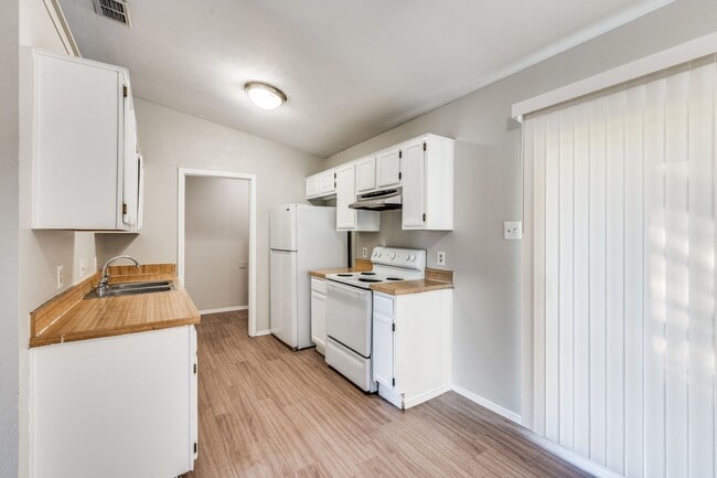 Photo - 2326 Newbury Dr