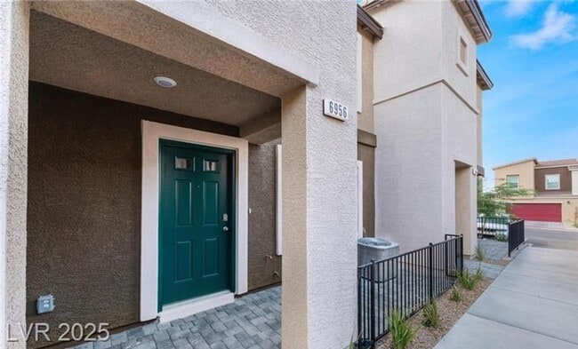 Building Photo - 3 Bd 3 BA Townhome available now!
