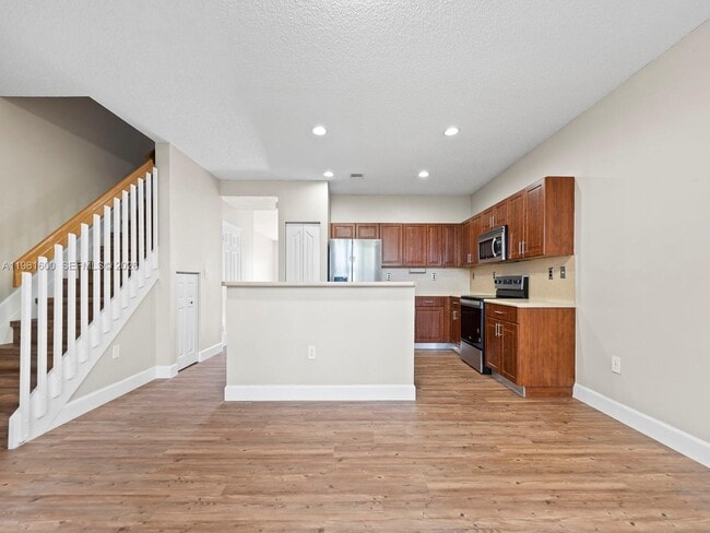 Building Photo - 1049 NE 42nd Pl