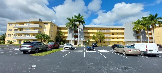 Building Photo - 7410 SW 82nd St Unit K408