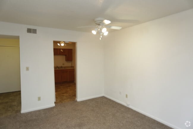 2BR, 1BA - 912 SF