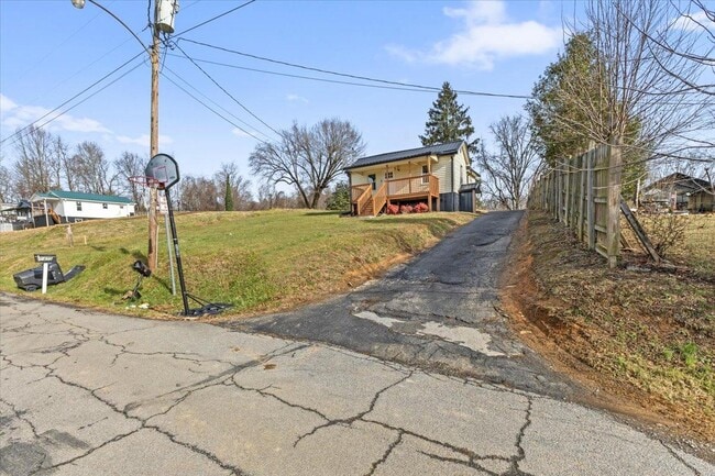 Photo - 1471 E State St