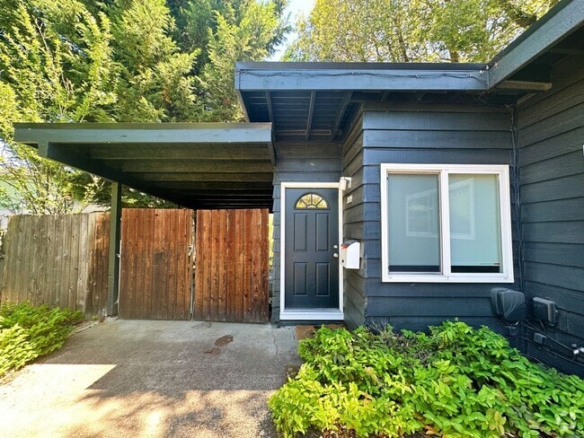 Building Photo - Beautiful 1-bedroom unit (half of a duplex... Rental