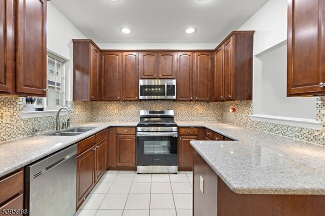 Photo - 768 Green Ln