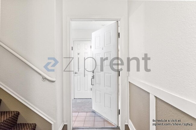 Photo - 425 Navaro Way