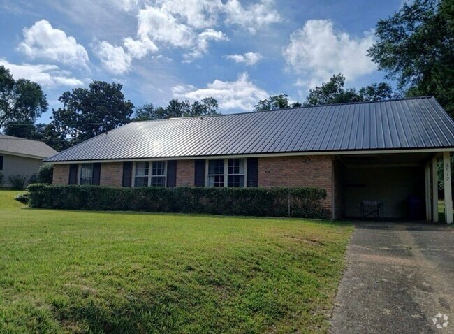 Building Photo - 4 BR 3 BA home on Murphree St