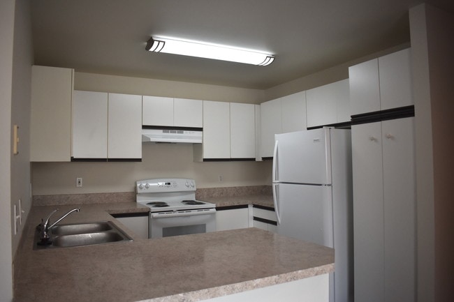 townhome kitchen - Noble Court Estates Apartments