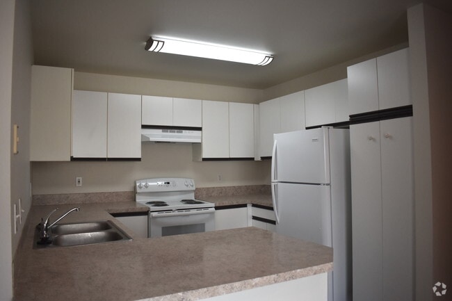townhome kitchen - Noble Court Estates Rental