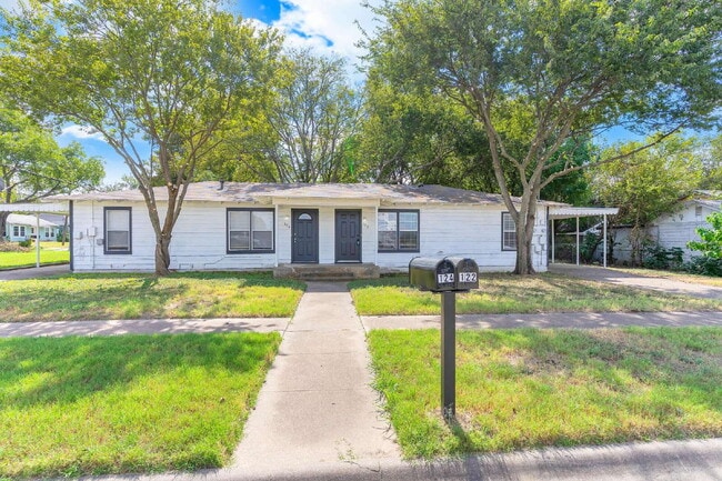 Building Photo - Cozy 2 Bedroom 1 Bath Duplex in Cleburne T...