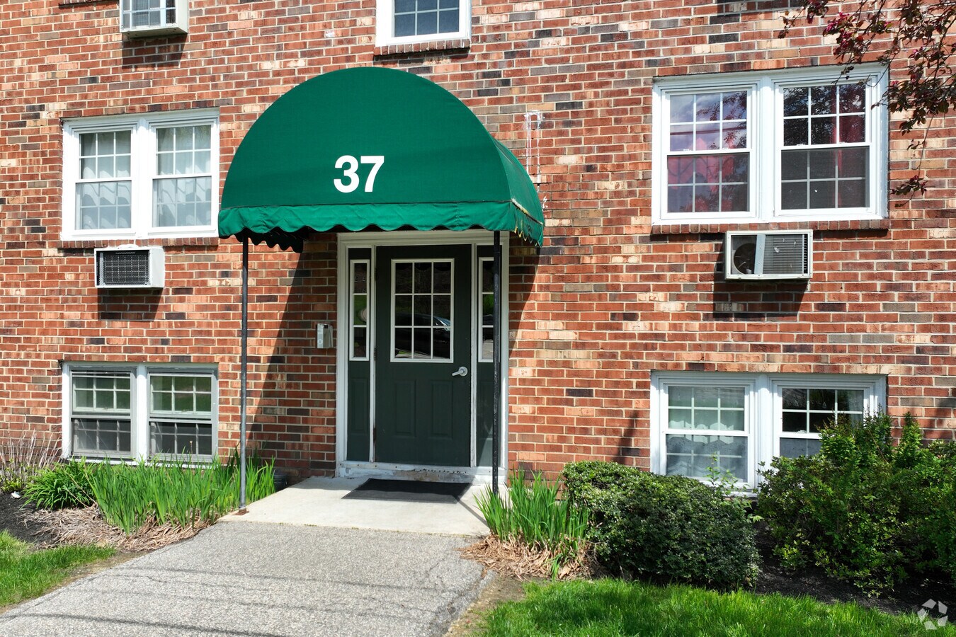 Entrada - 26-38 Ernest Ave