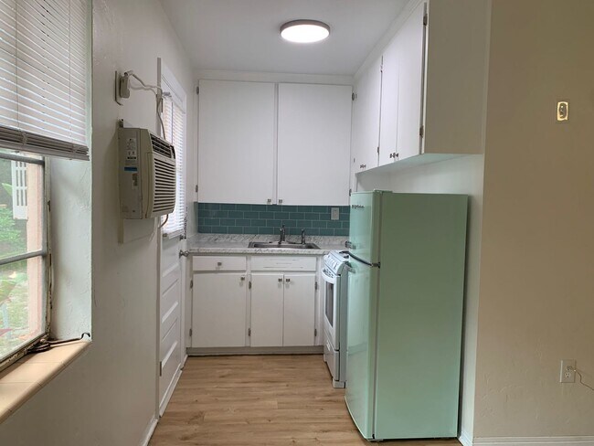 Photo - P185 - #10 Pontiac 4-Plex Unit P185 #10 Pontiac 4-Plex 4939 29th Ave S