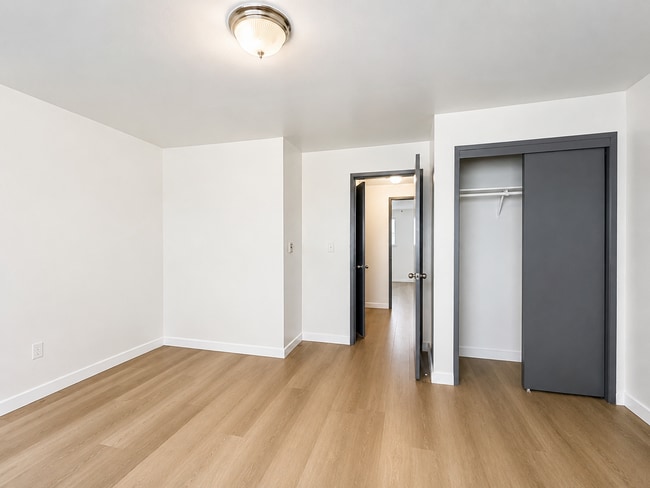 Building Photo - 703 Woodford Ave N Unit 3