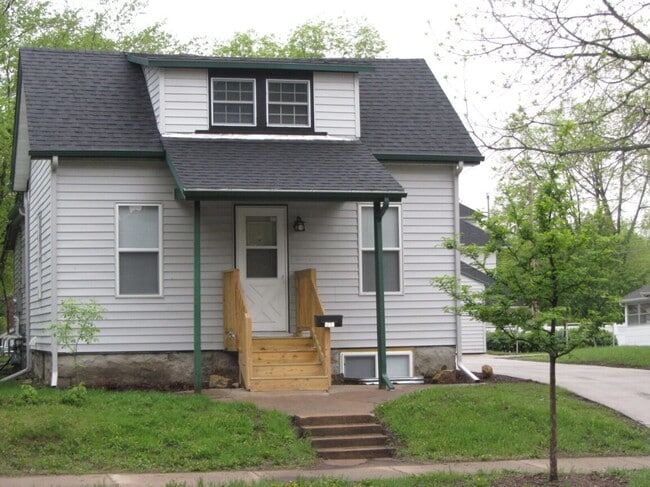 Building Photo - 3 bedroom house available June 1st! Lots of privacy with 1 room on each floor. Has central air.