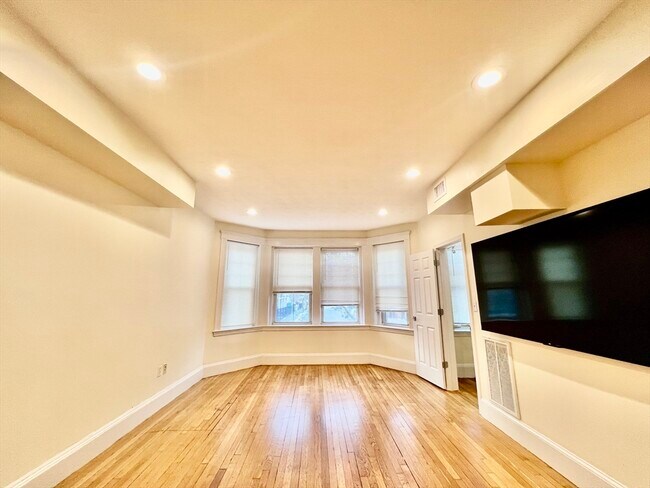 Building Photo - 54 Babcock St Unit 1
