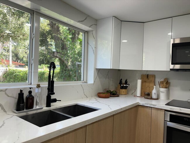 Photo - 365 NE 87th St