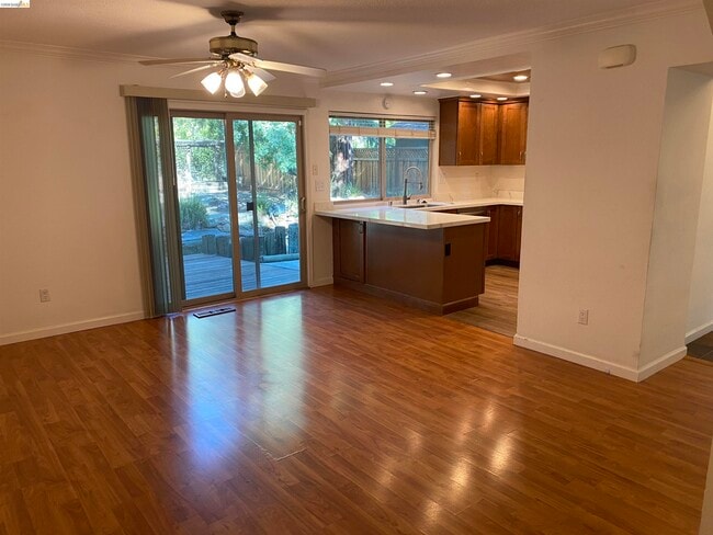 Photo - 894 St John Cir