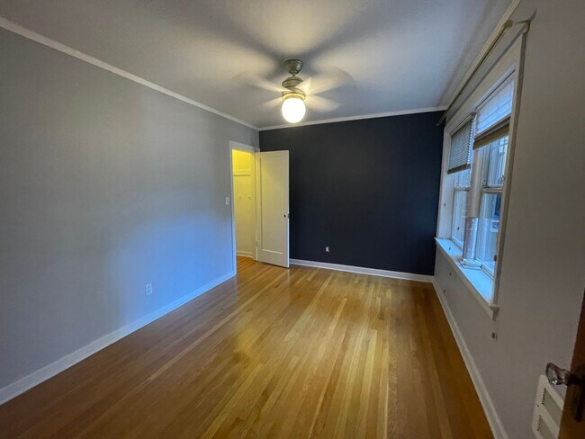 Photo - Queens Court Large Charming 1 Bedroom Available Now! Highly Desirable Queen Anne Location Unidad 209