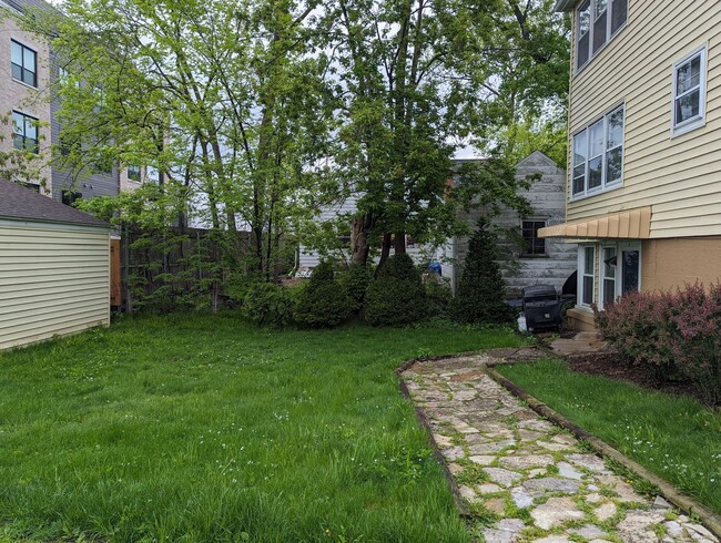 Photo - Large 1 Bedroom Plus Den Unidad 2