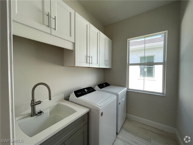 Building Photo - 9213 Cayman Dr Rental