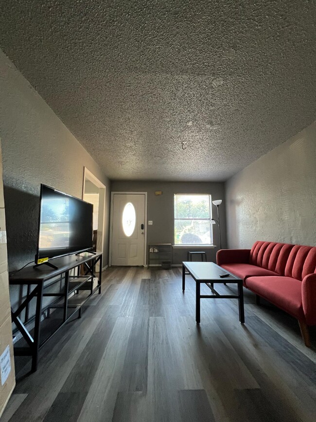 Building Photo - 109 SE 42nd St Unit Apt C