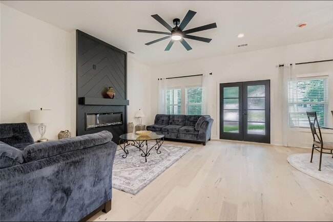 Photo - 854 Smith St SW