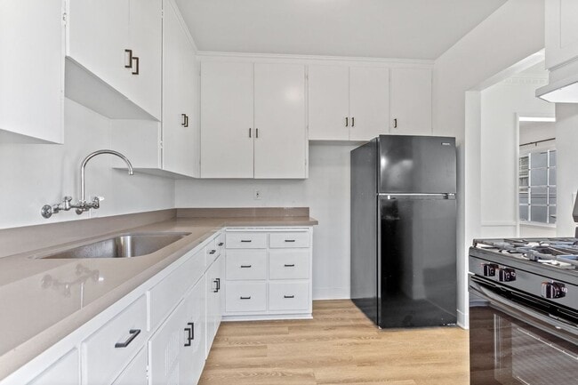 Photo - Remodeled 2-Bedroom Apartment Near UCLA wi... Unidad 416 1/2