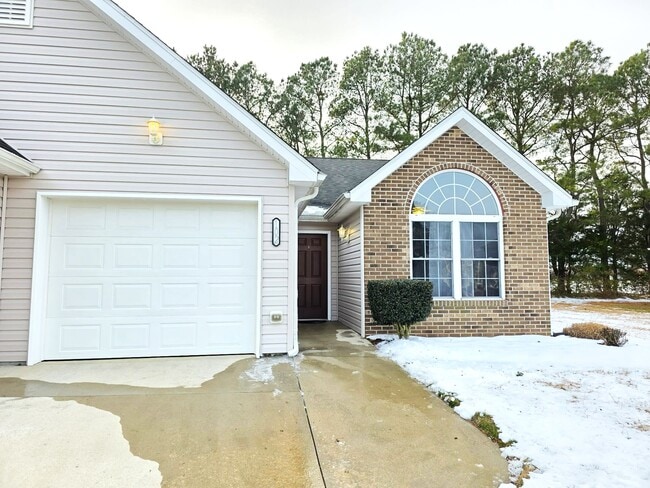 Building Photo - 102 Hunter's Way