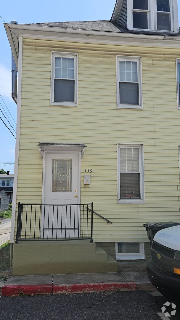 Building Photo - 3 Bedroom Duplex Rental