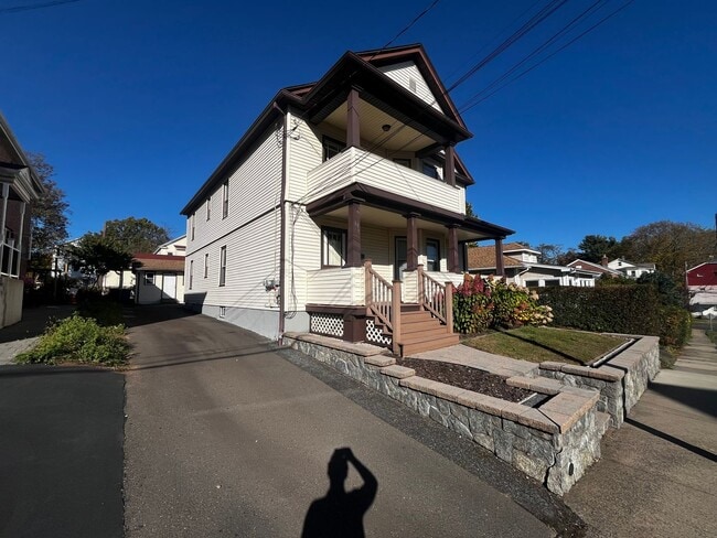 Photo - Inviting 2-Bedroom 2nd Floor Apartment in ... Unidad 2nd-floor