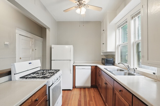 Photo - 1862 Roblyn Ave