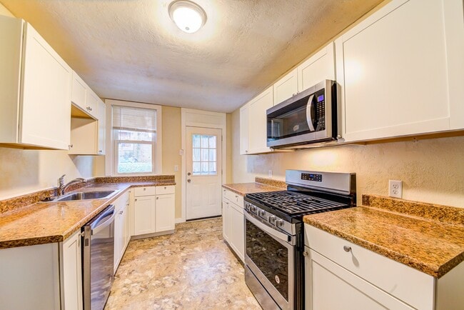 Photo - AVAILABLE AUGUST 2026 - Beautiful 4+ bedroom, 1 bath home in Mt Washington!